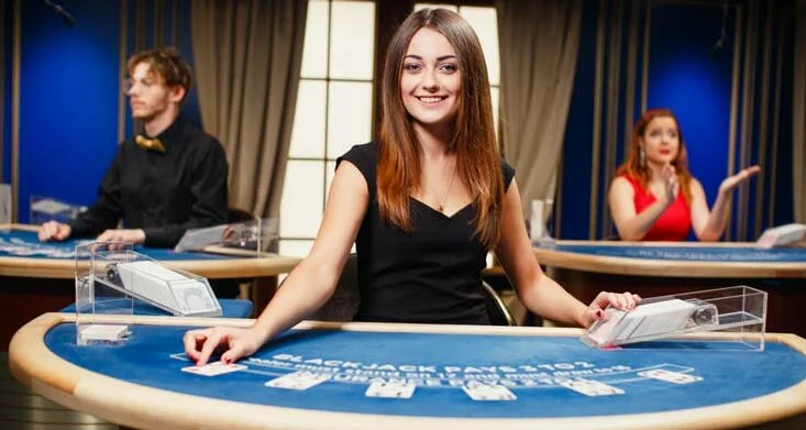 sorridente venditore di blackjack femminile